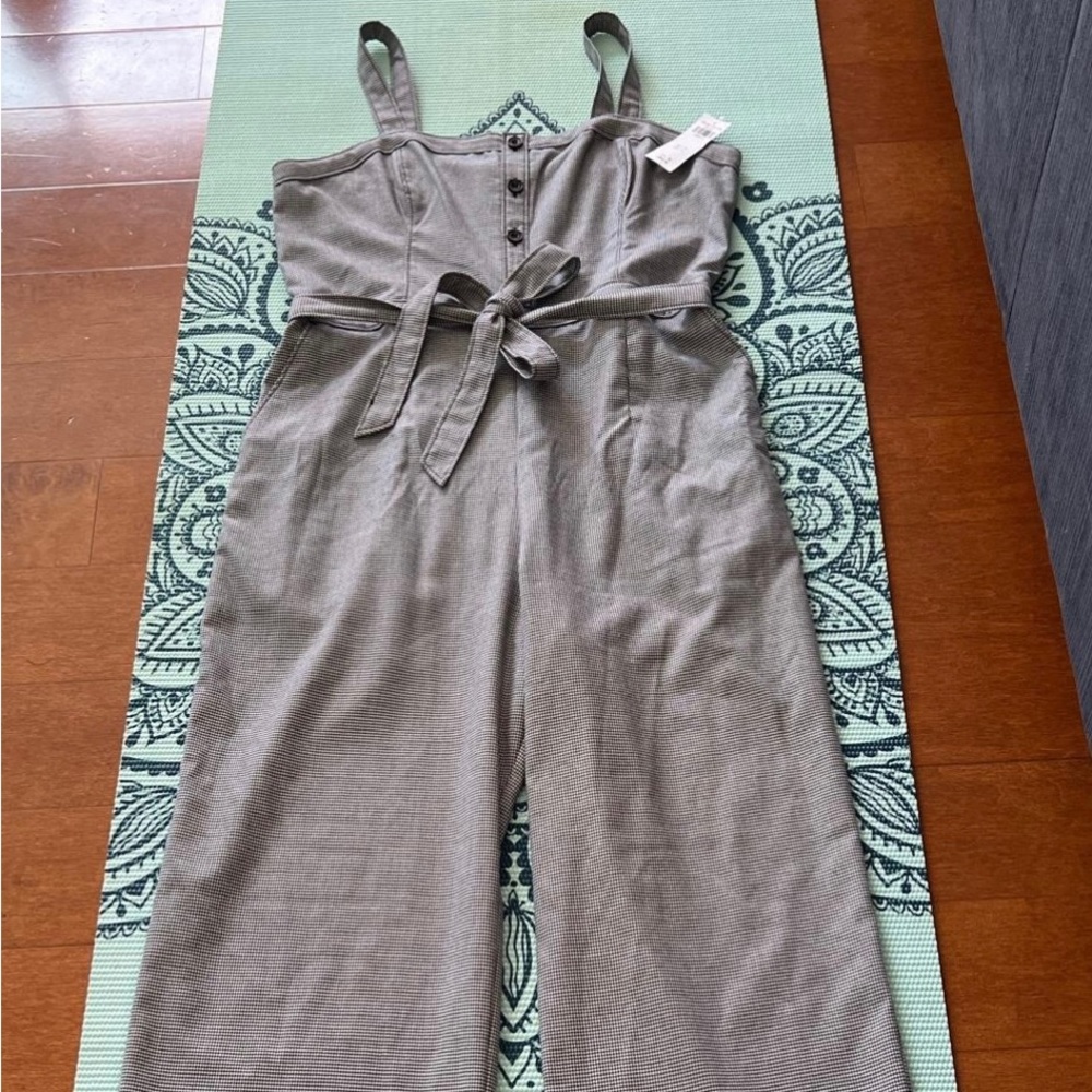 Black and white plaid jumpsuit
Front button details
Abercrombie & Fitch